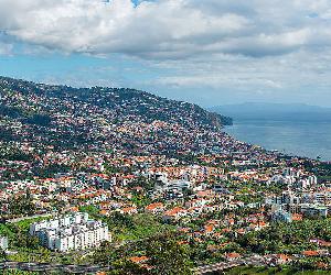 https://upload.wikimedia.org/wikipedia/commons/thumb/f/fb/Madeira_19_2014.jpg/1200px-Madeira_19_2014.jpg